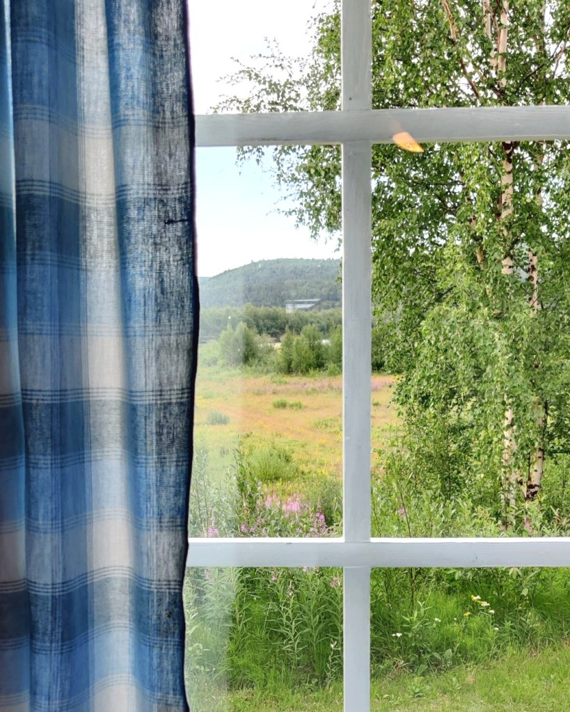 Majoituspaikan takana virtasi joki ja hieno ranta