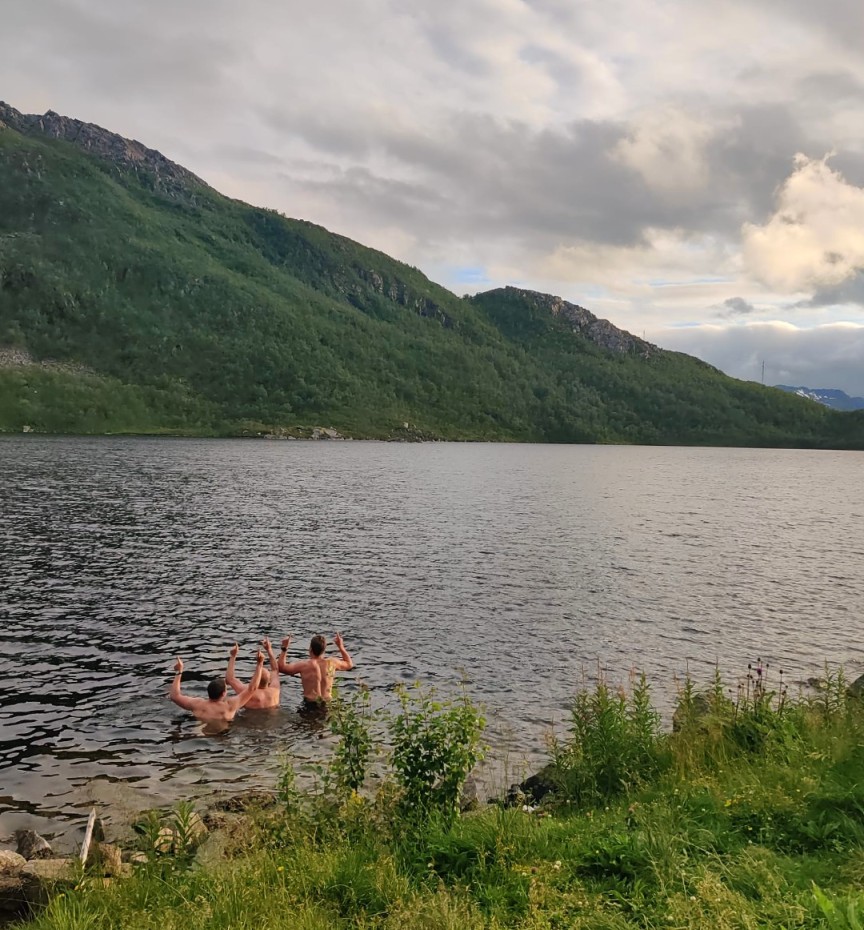 Iltapesulla jonkun random pysähdyspaikan vieressä olevassa järvessä