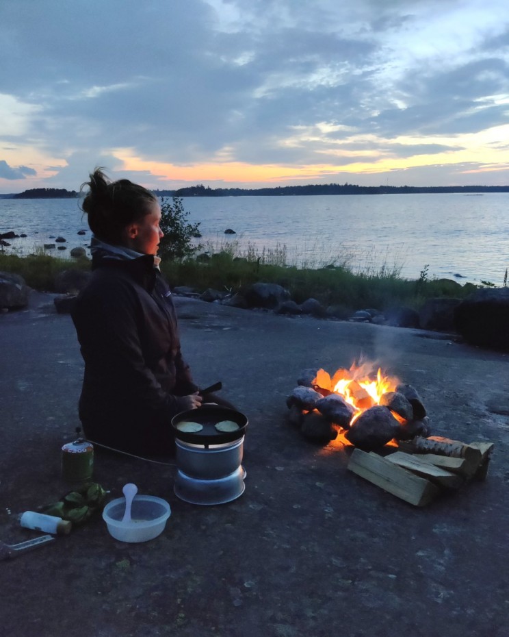 Gåsgrundetin kallioilla paistamassa lettuja nuotion äärellä