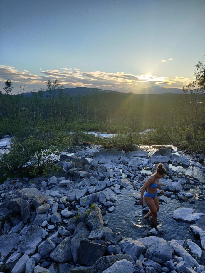 Jelmiina uimassa hyisessä koskessa