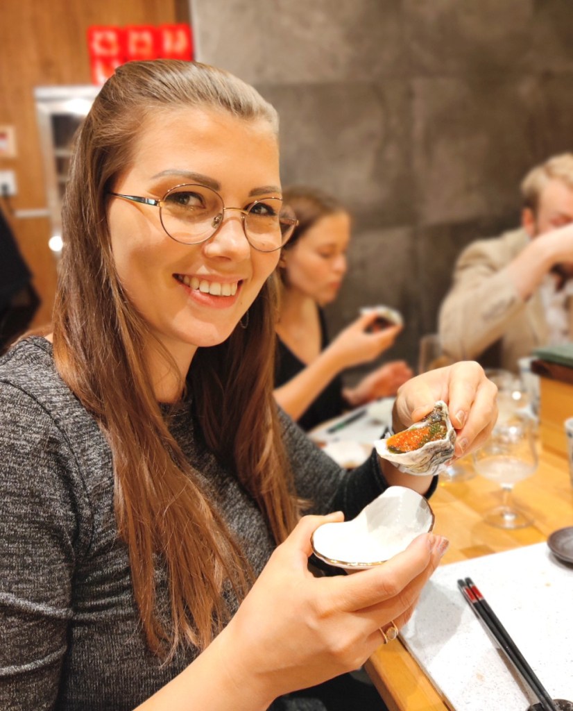 Laura maistamassa osteria söpöstä osterikiposta