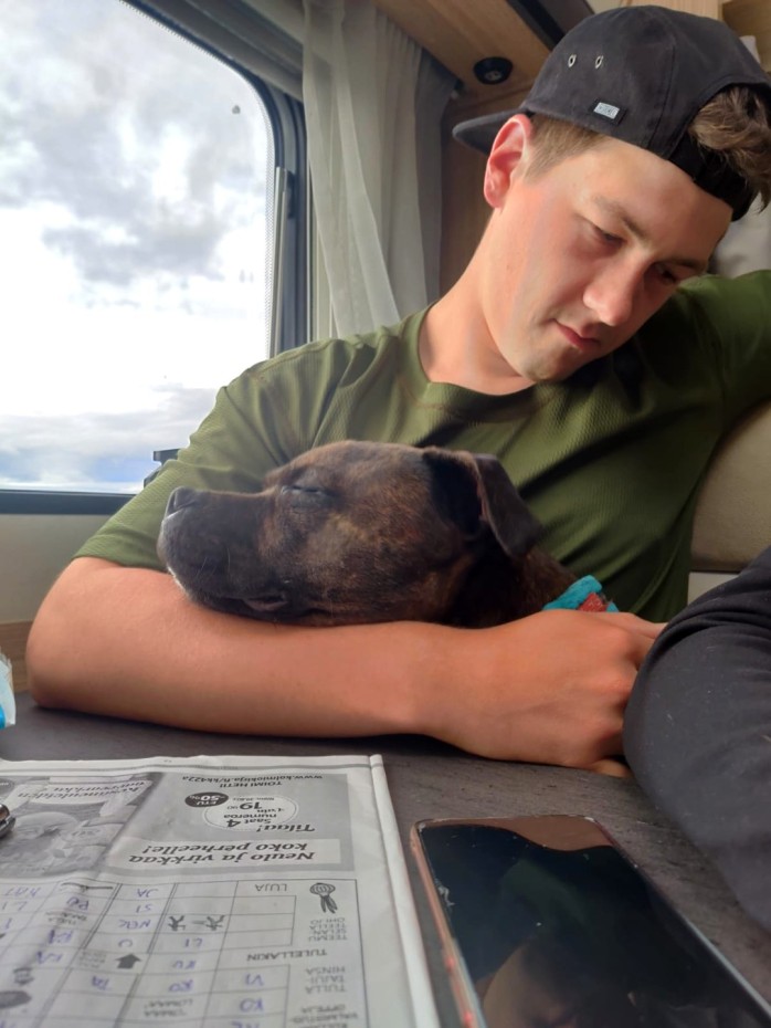 Möhkö Jessen kainalossa asuntoautossa