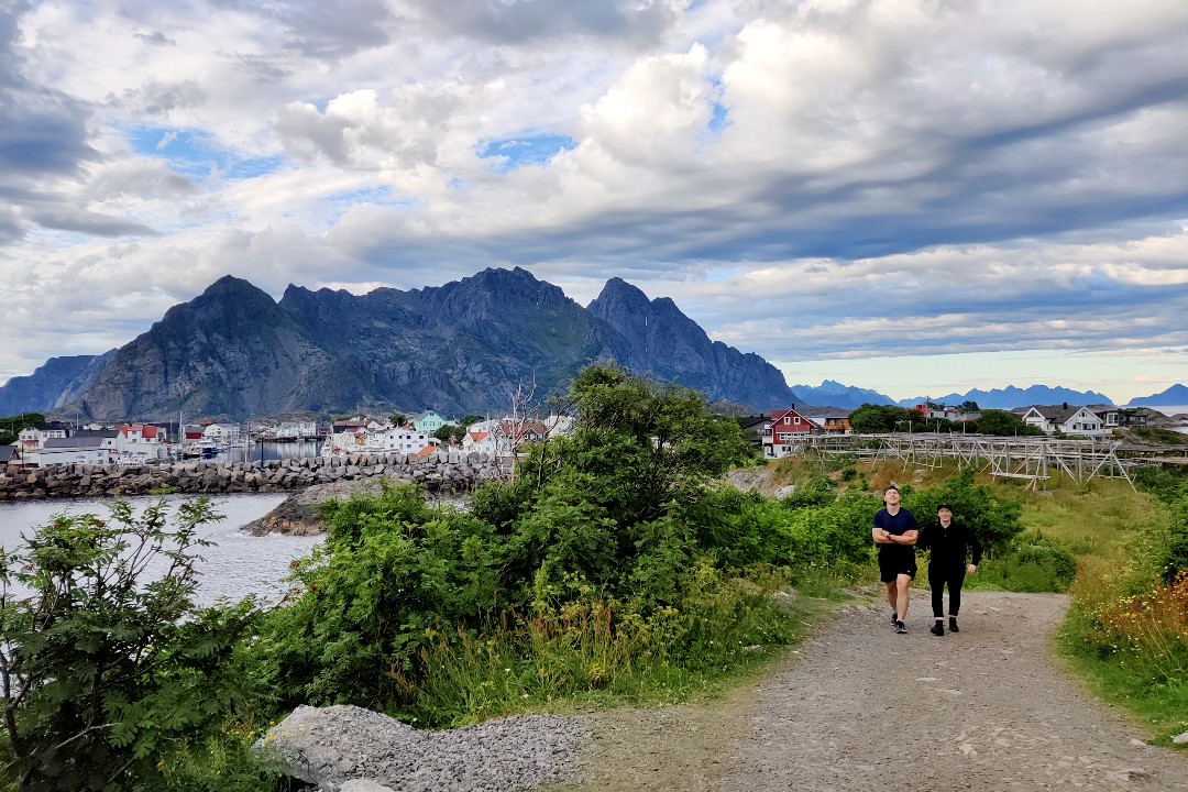 Erika ja Jesse postikorttimaisemassa Henningsvaerin kylässä