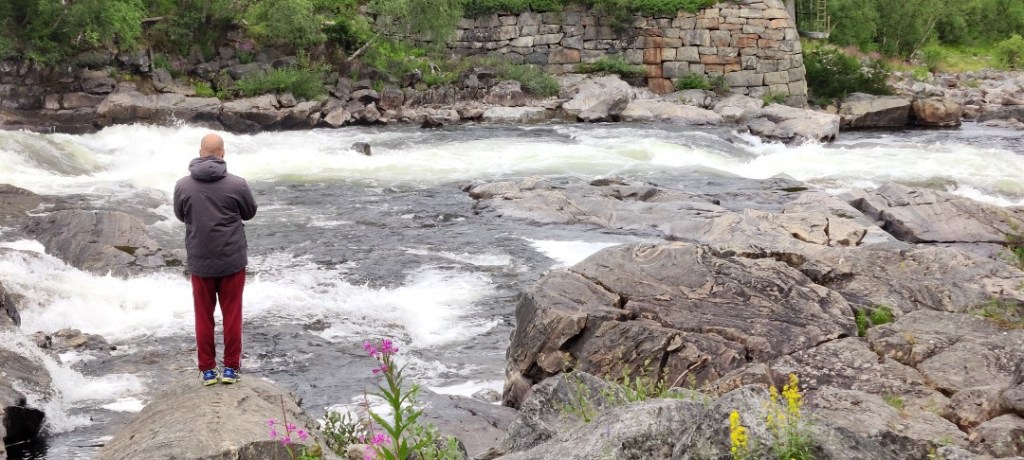 Ville tiirailemassa kyttyrälohia Neidenin koskella