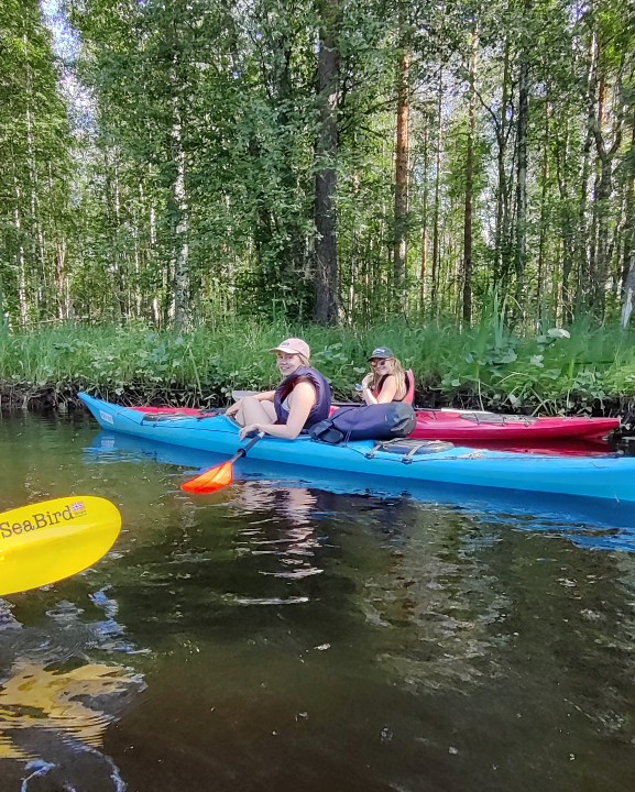 Kaksi yksikkökajakkia melojineen