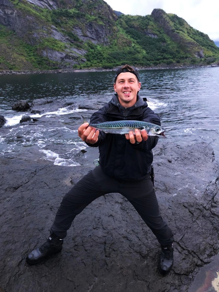 Onnellinen kalastaja iloisena saaliistaan