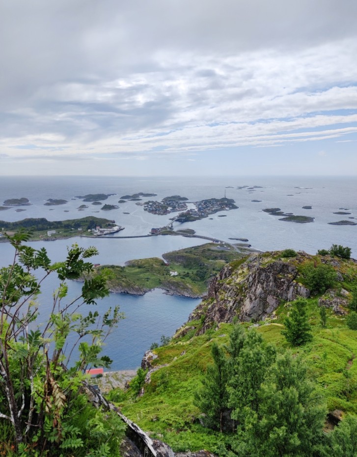 Heiavannet näköalapaikalta kohti Henningsvaerin kylää