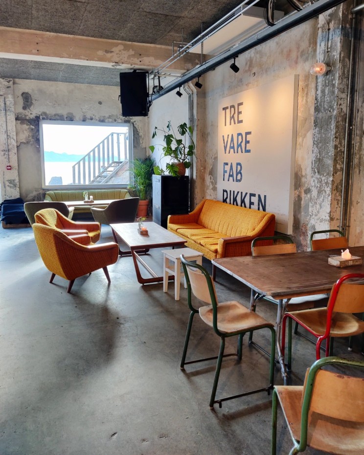 Trevarefabrikken ravintolassa oli sisätiloissa avaraa ja kiva teollishenkinen sisustus