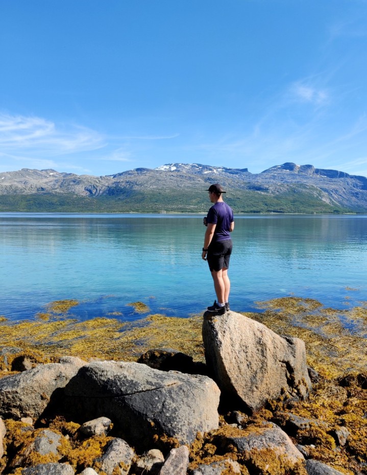 Pahamaineiset liukkaat rantakivet