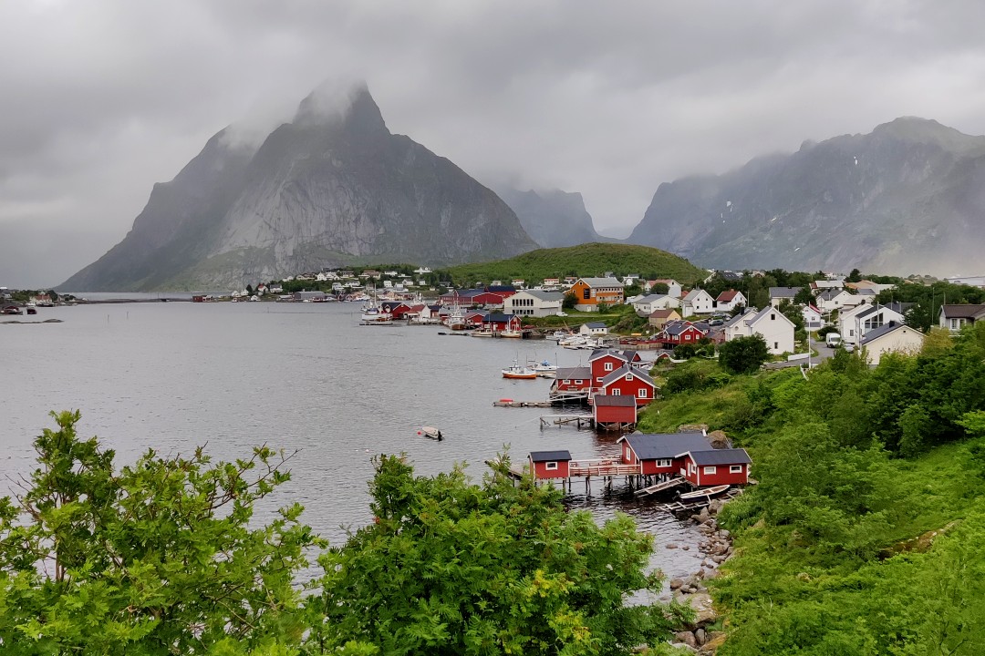 Kuva ajomatkalta. Kalastajakylä ja taustalla vuorta