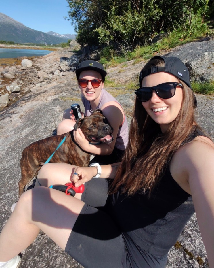 Erikan kanssa lämpimillä kivillä katselemassa kalastajia