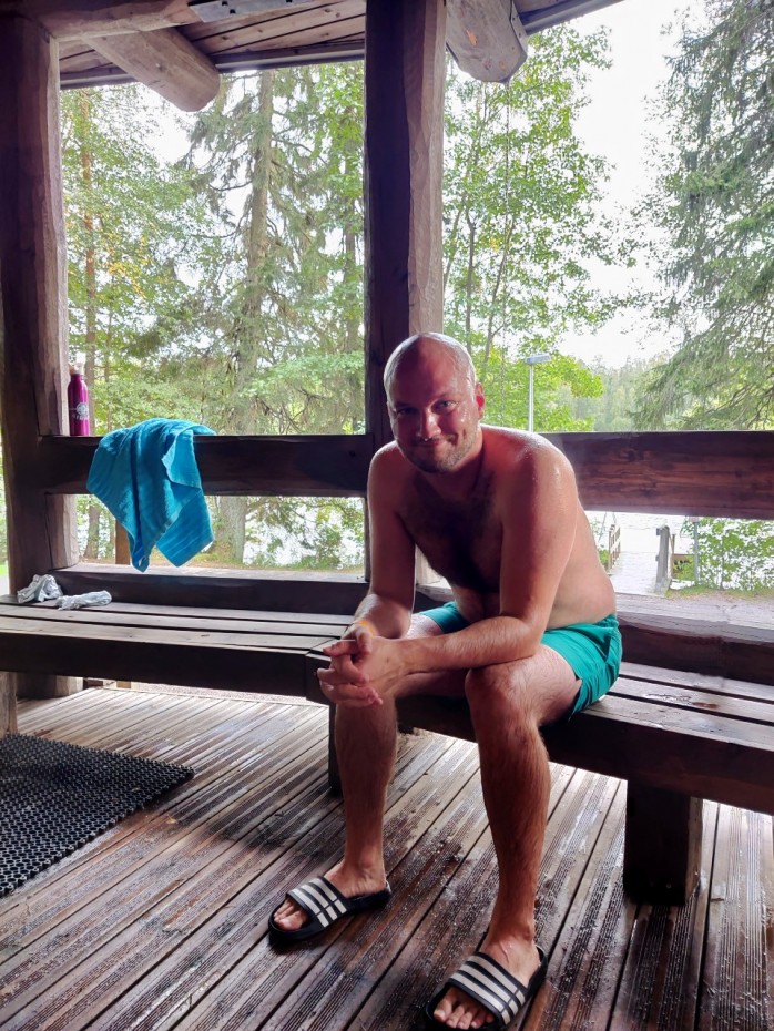 Ville ison savusaunan terassilla vilvoittelemassa