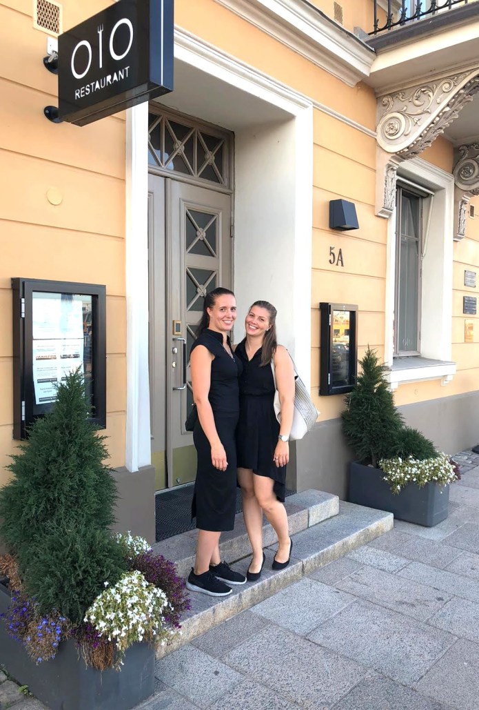 Olo-ravintolan etuovi kauppatorin laidalla