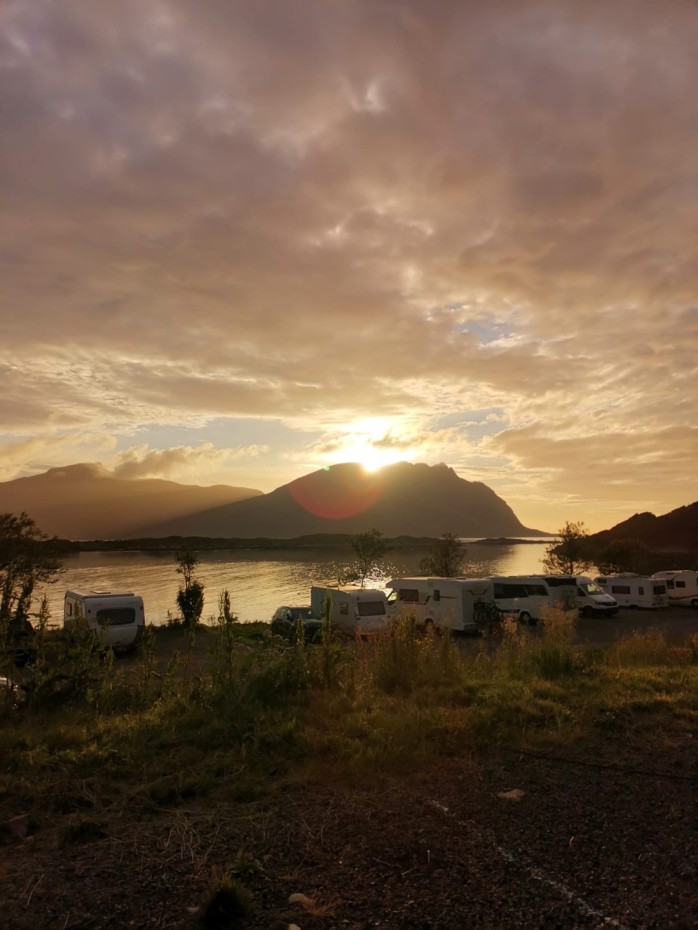 Lyngvaerin campingin upea auringonlasku (ei laskenut kokonaan)