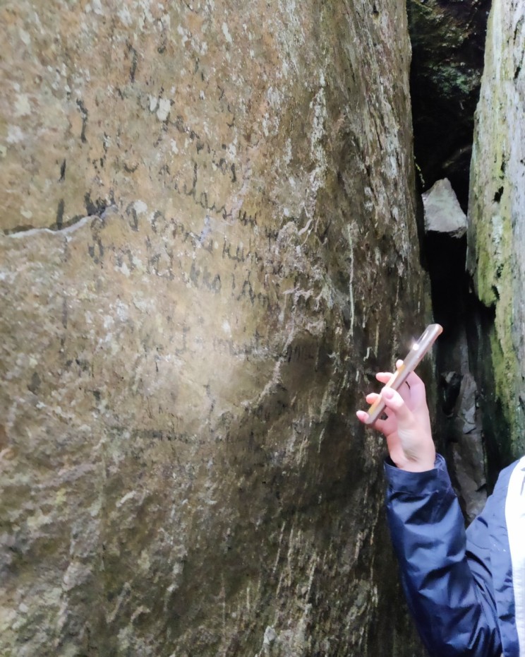 Pirunkirkon kiviseinässä Eero Järnefeltin runo