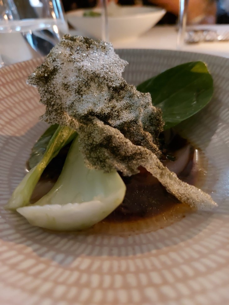 Kaunis aasialaisvaikutteinen kala-annos Demossa