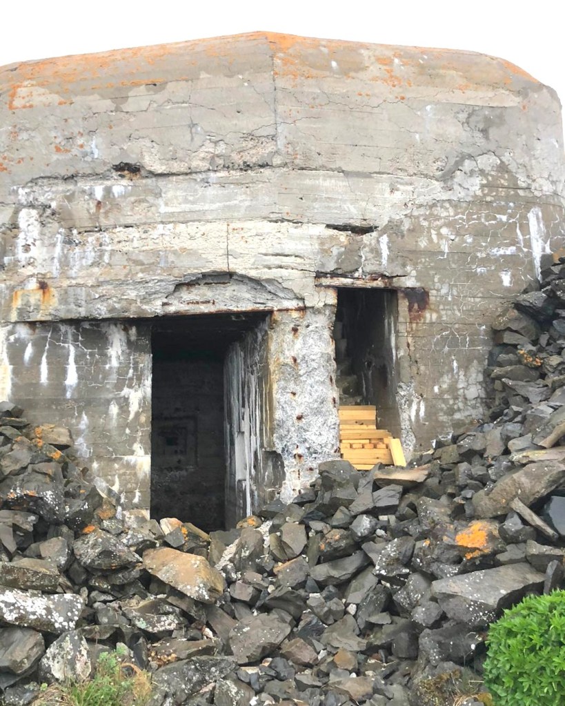 Saksalaisten rakentaman bunkkerin sisäänkäynnit