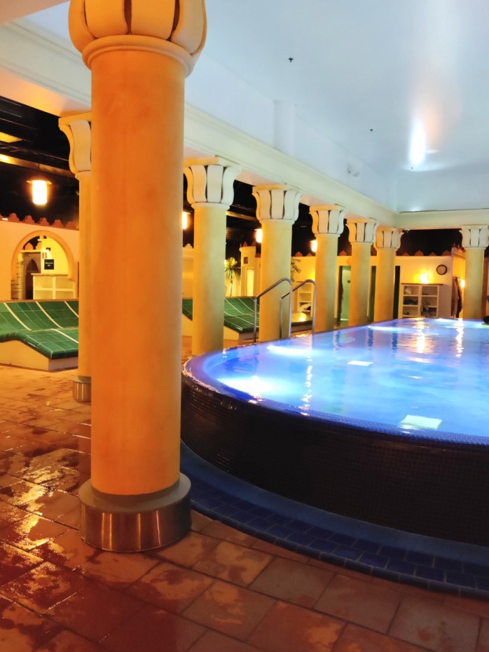 Aikuisten kylpylän iso lämminvesiallas