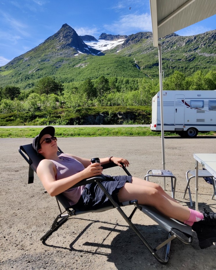Erika ottamassa lepiä kun odottelimme lounasta valmistuvaksi