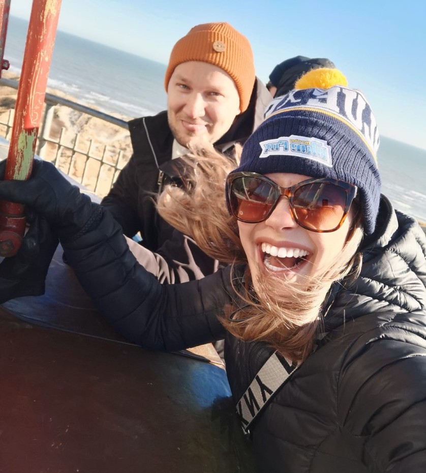 Kaksi korkeanpaikankammoista majakan huipulla