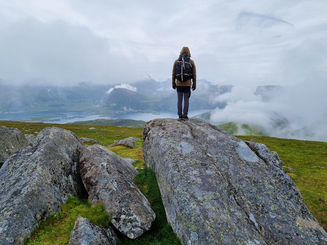 Kuva aivan huipulta Ryteniltä pilvisiin vuorijonoihin
