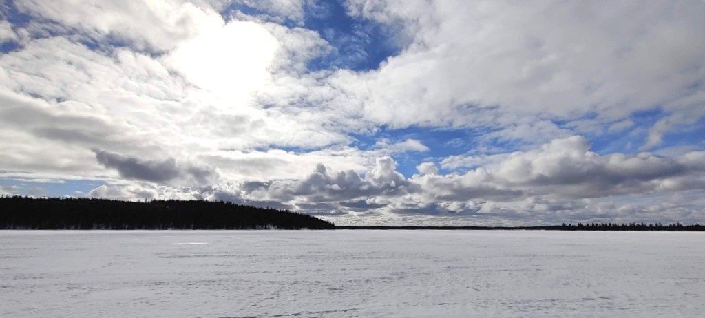 Kuva Pohjasjärven jäältä Kuontivaaran lenkillä