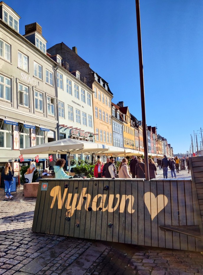 Nyhavnin satama ja täydet ravintolat kävelykadulla