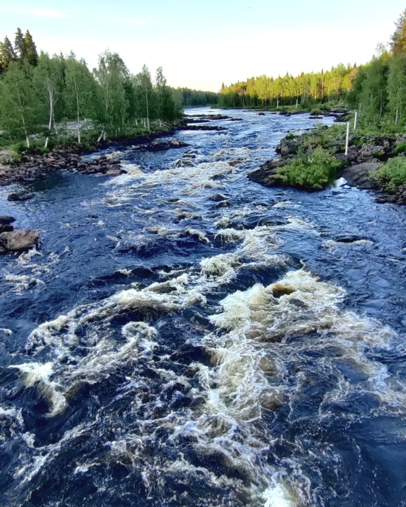 Vikakönkään sillalta ja rannalta saa kalastaa