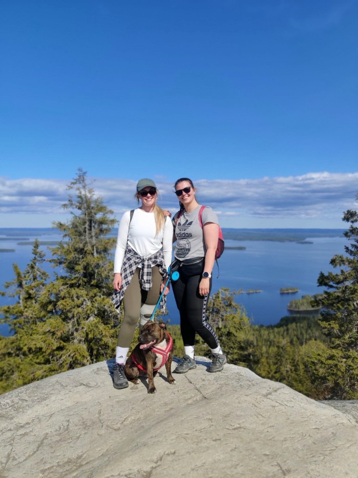 Aliisa, Laura ja Möhkö Ukko-Kolin huipulla