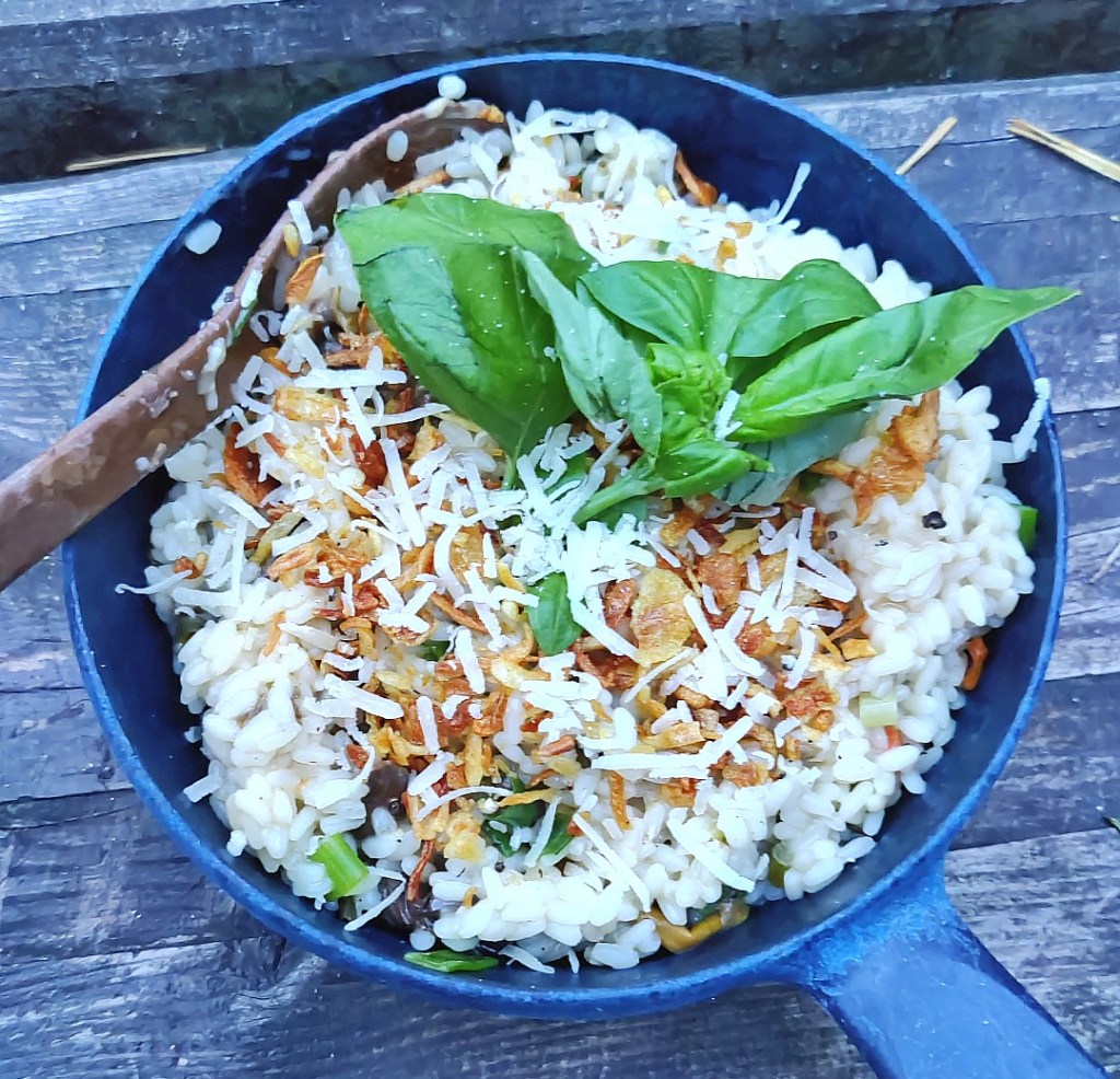 Sienirisotto kupilkan retkiastioista