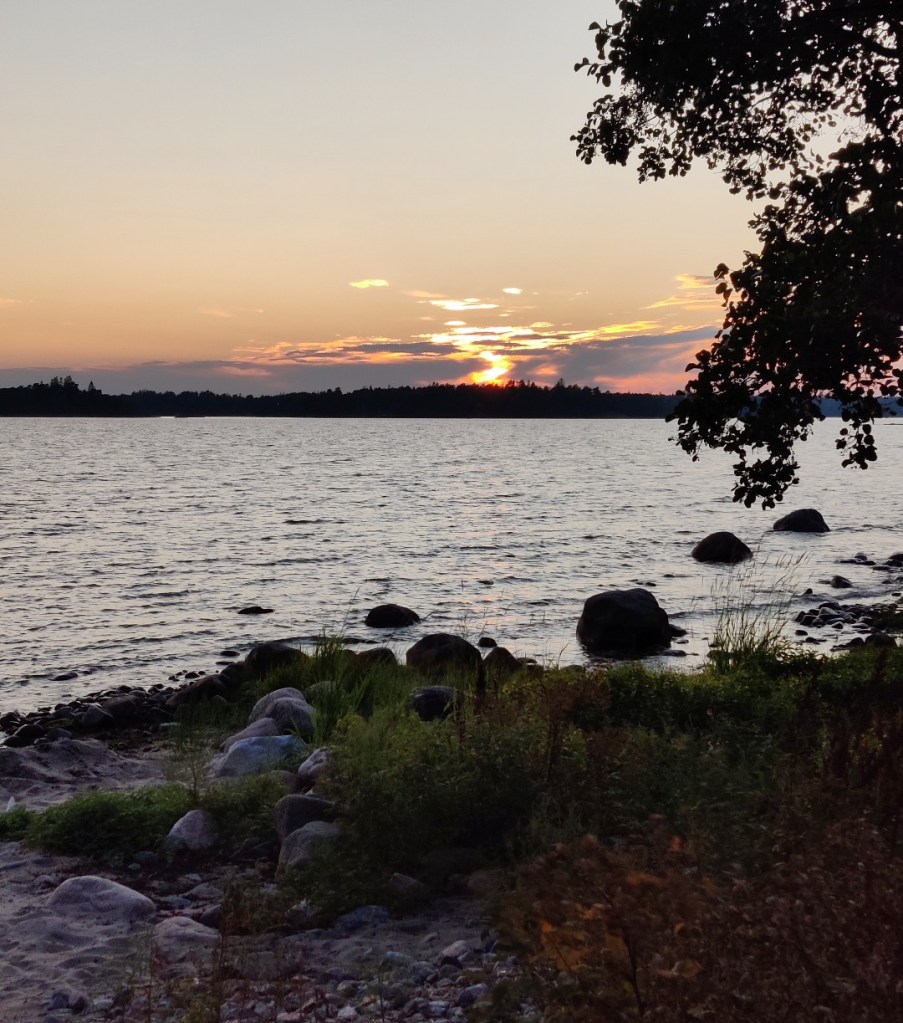 Saunan rannalta ikuistettu auringonlasku