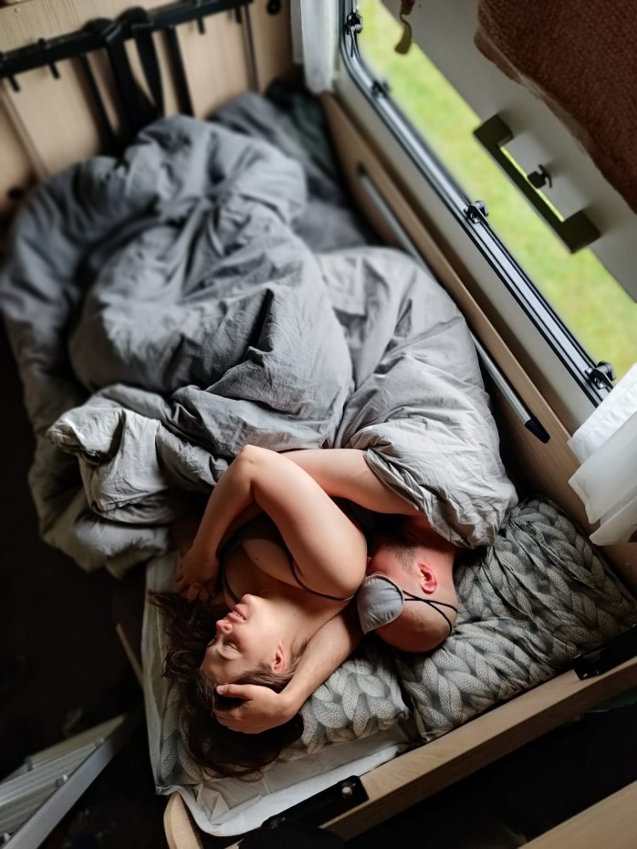 Asuntoautossa nukkumassa keittiön pöydällä