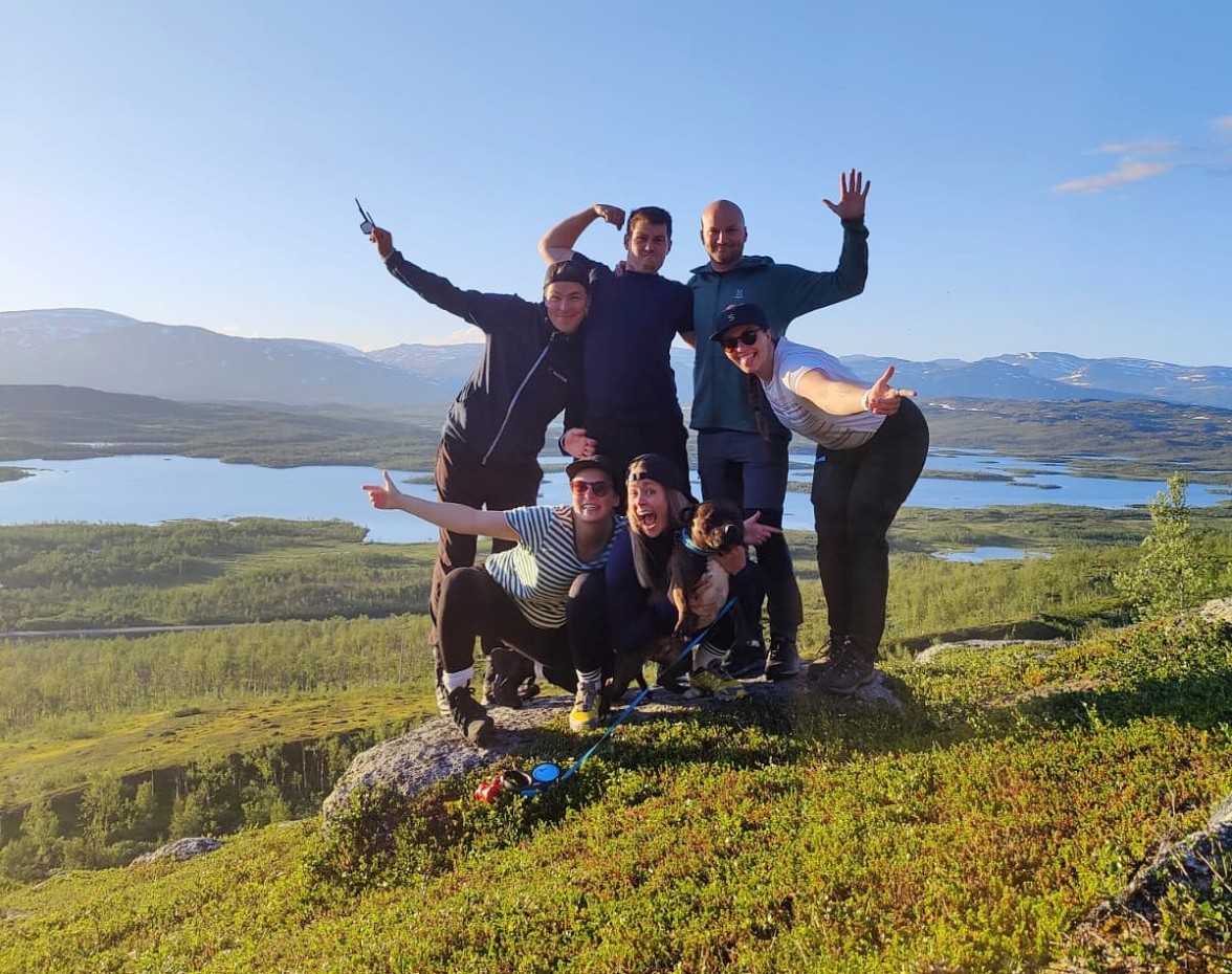 Ryhmäkuva huipulla