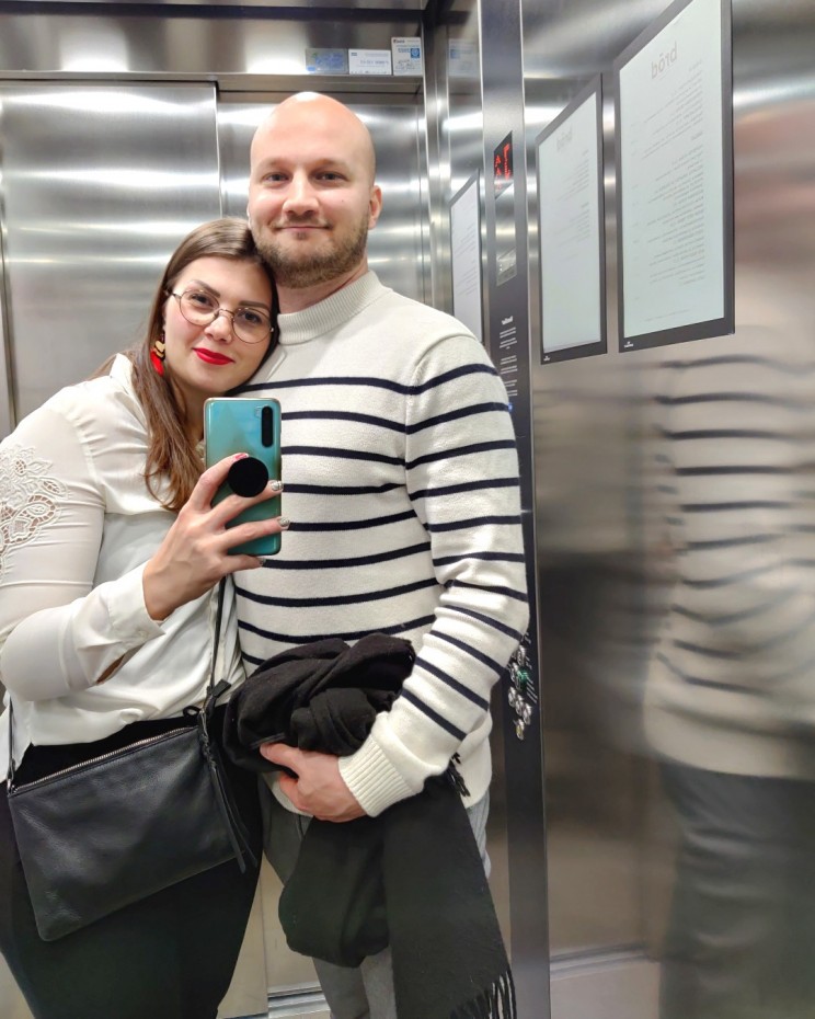 Laura ja Ville matkalla ravintolaan