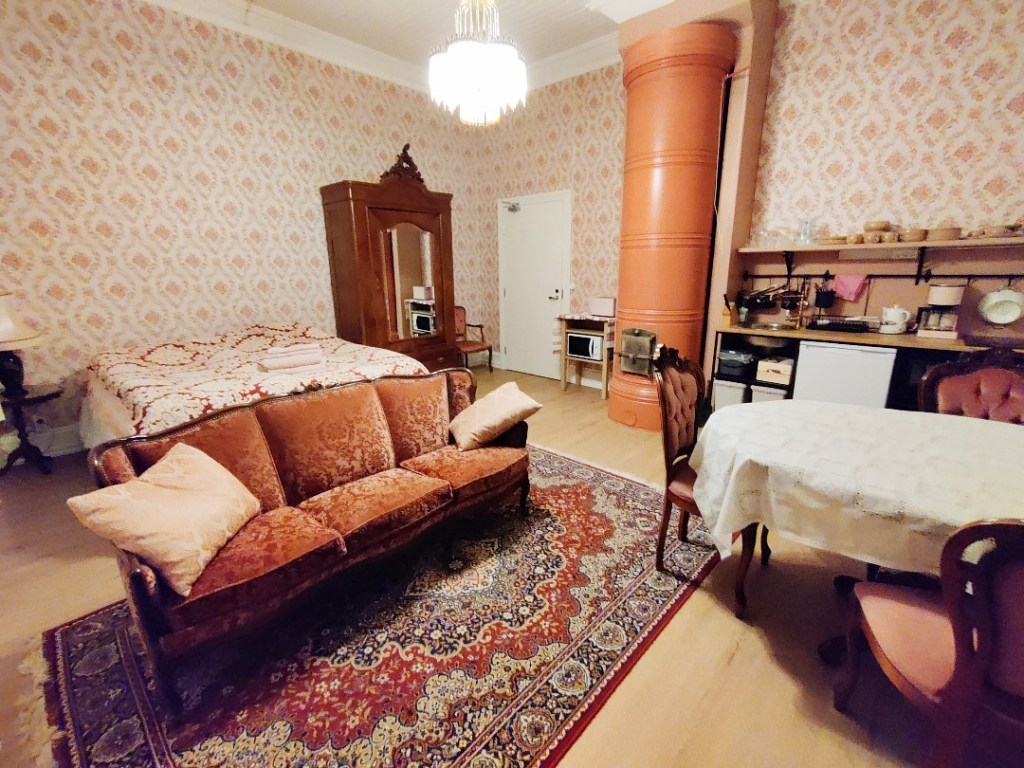 Punasävytteinen Amorinrannan huone Karoliina