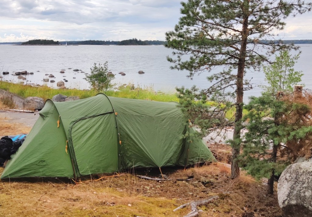 Normaaliteltta lännen puoleisella kalliolla