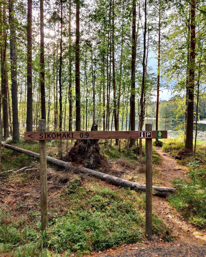 Sikomäki-Peukalolammi etäisyys on n. 1 kilometri