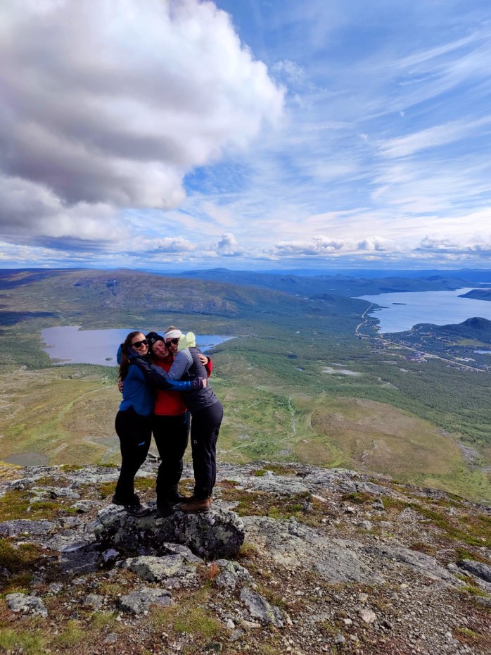 Saanan huipulla rakkaiden kera