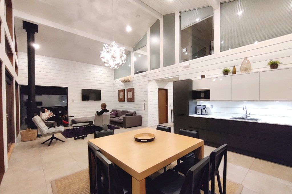 Loiste-mökin keittiö ja olohuone