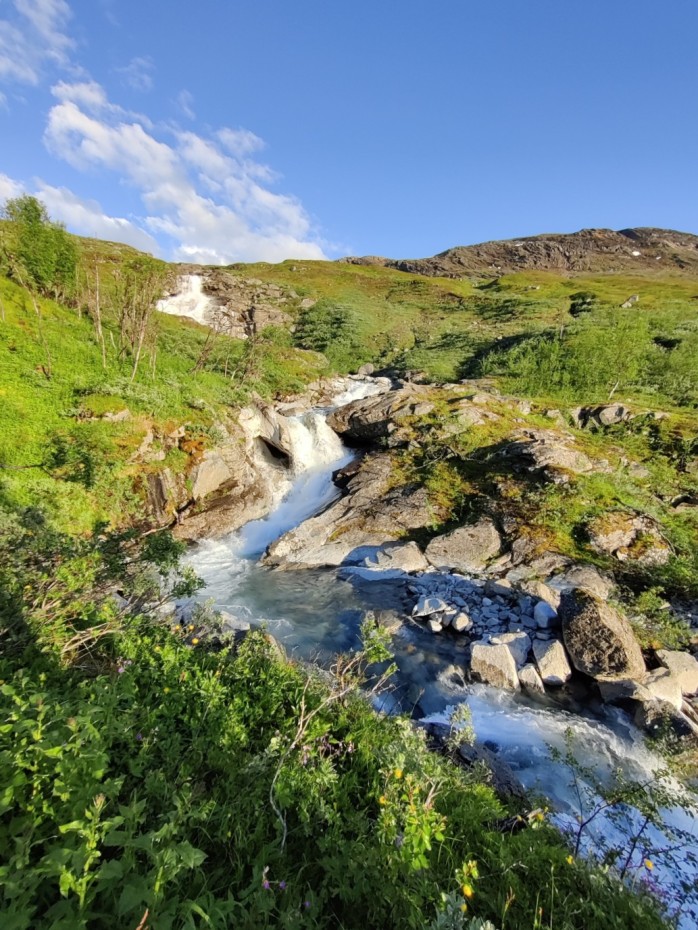 Näkymä ylöspäin kohti putousta.