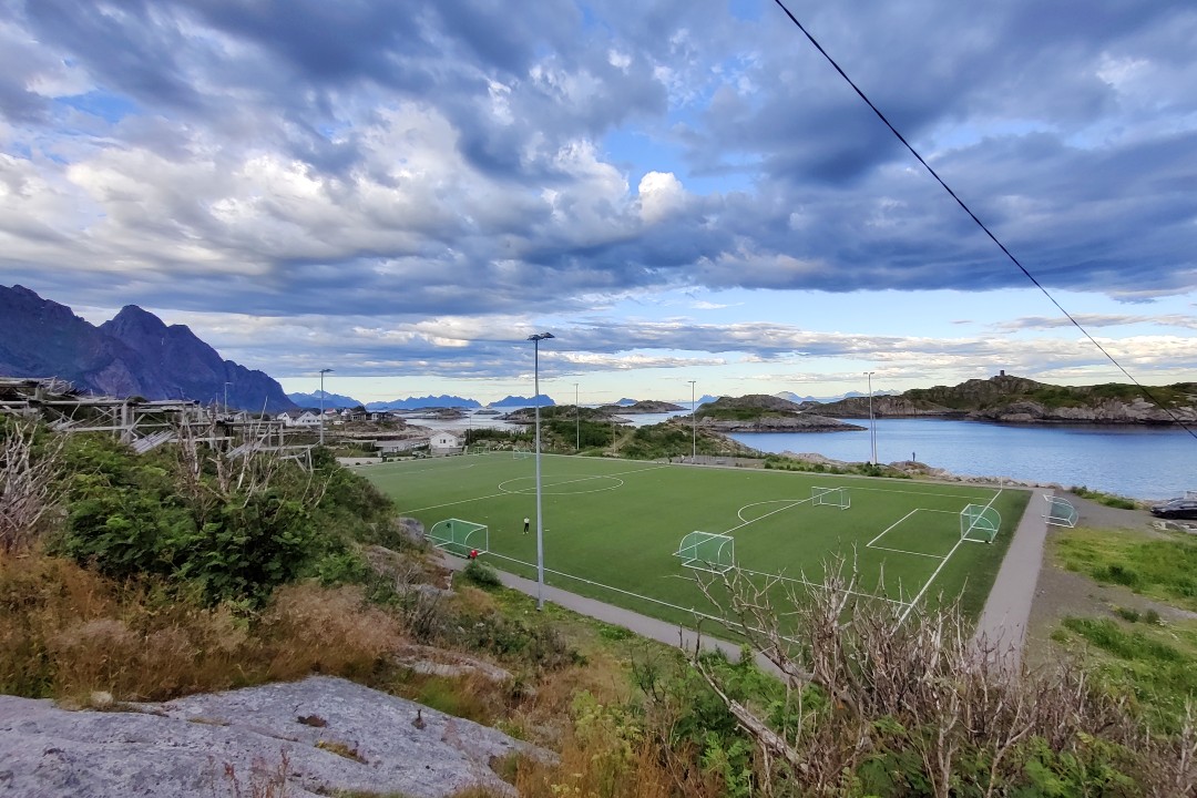 Henningsvaerin-kylän jalkapallokenttä sijaitsee niemekkeen kärjessä meren ympäröimänä