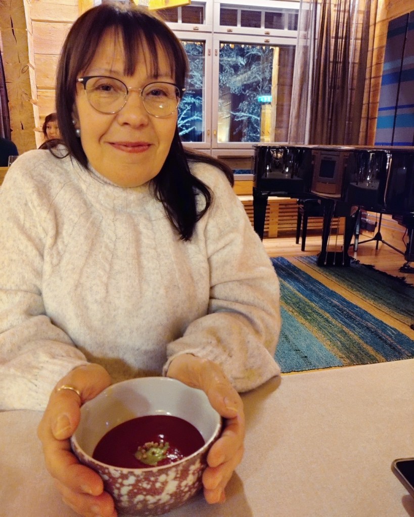 Äiti punajuuriannoksen kanssa Aihki Ravintolassa