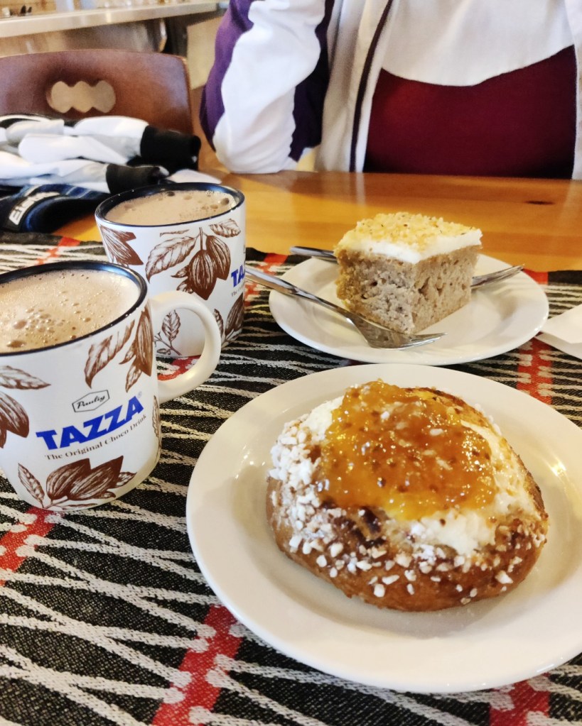 Kairan latukahvilan herkkuja: porkkanakakkua ja rahkapulla lakkahillolla.