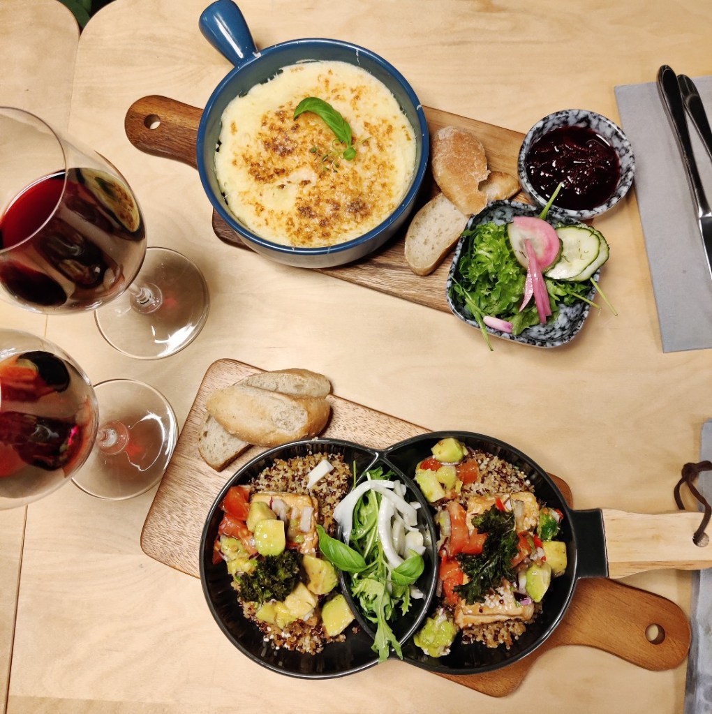 Neidon Sydämen ruoat tarjoiltiin hauskoista pienistä kipoista ja tarjottimien päältä