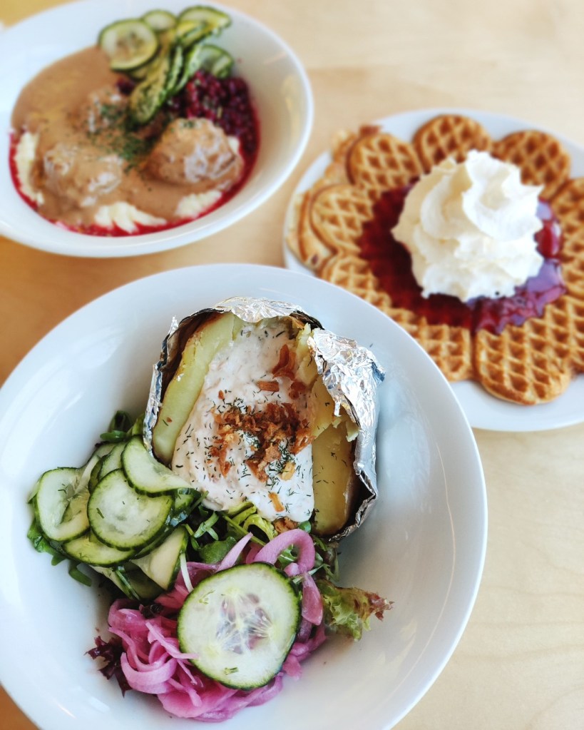 Pyhätunturin huipulla olevan Ravintola Tsokkan ruokia: uuniperuna, lihapullat ja vohveli.