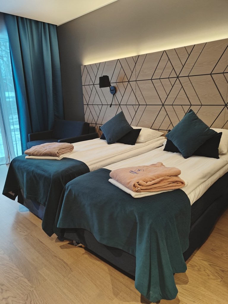Moderni hotellihuoneemme Kalev Spassa, josta myös hienot näkymät viereiseen puistoon