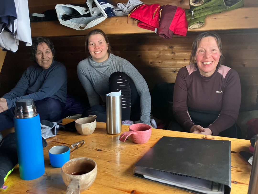 Jane, Laura ja Sinikka autiotuvan lämmössä kuivattelemassa