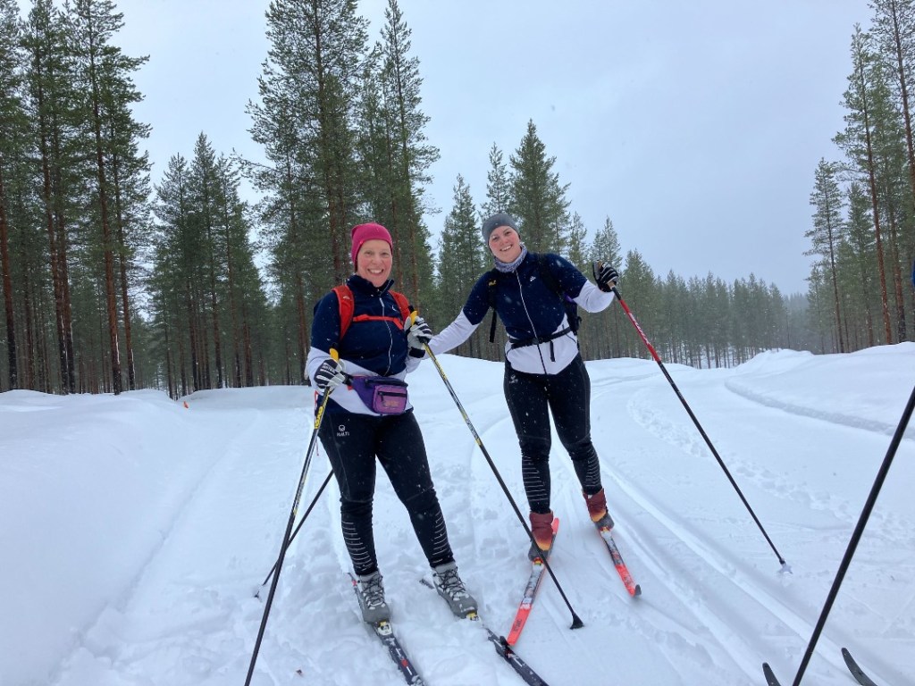 Ekan päivän lumisateessa joukkoja vetämässä