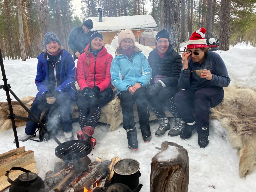 Nuotiolla naisten kanssa