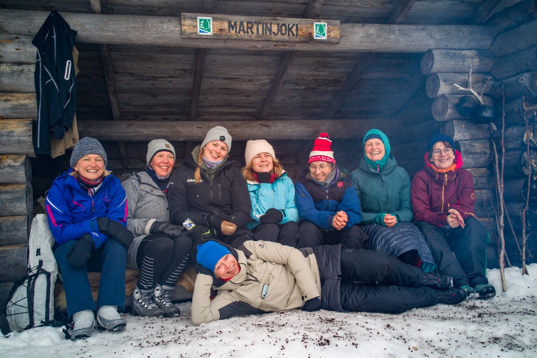 Ryhmän naiset Martinjoen laavulla